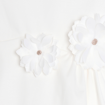 فستان أبيض سادة أنيق مع زهور بارزة للفتيات